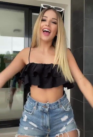 2. Erotic Lorena Fernández in Black Crop Top