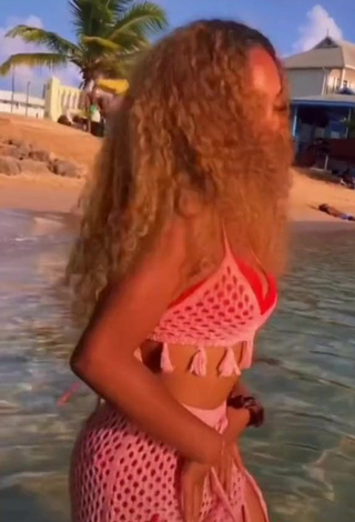 3. Erotic Lucki Starr in Pink Crop Top at the Beach