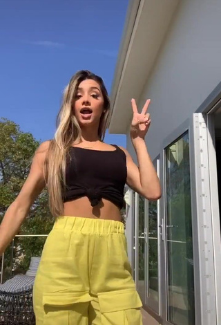 Sexy Mariana Morais Shows Cleavage in Black Crop Top