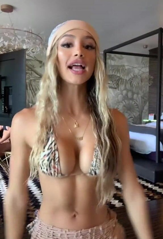 3. Wonderful Mariana Morais Shows Cleavage in Leopard Bikini (Underboob)