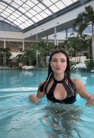 3. Erotic Natalia Karczmarczyk Shows Cleavage in Black Bikini at the Pool