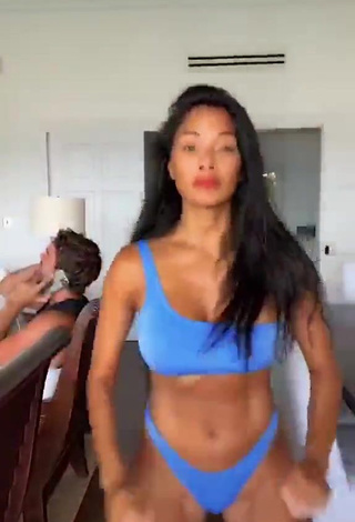 3. Irresistible Nicole Scherzinger Shows Cleavage in Blue Bikini