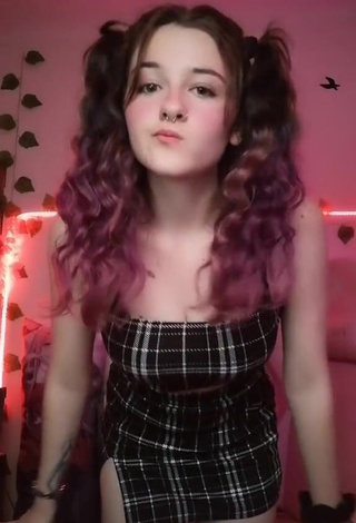 1. Captivating Ryn GamerGirl Egirl Shows Cleavage in Checkered Crop Top