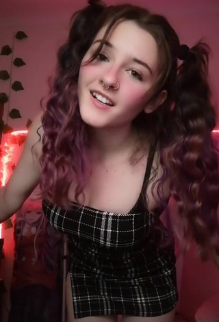 Captivating Ryn GamerGirl Egirl Shows Cleavage in Checkered Crop Top