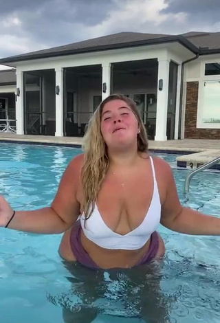 1. Captivating Sam Paige Shows Big Butt at the Swimming Pool and Bouncing Boobs