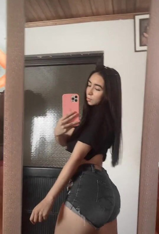 Captivating Shailyn Garzón Merchán Shows Big Butt