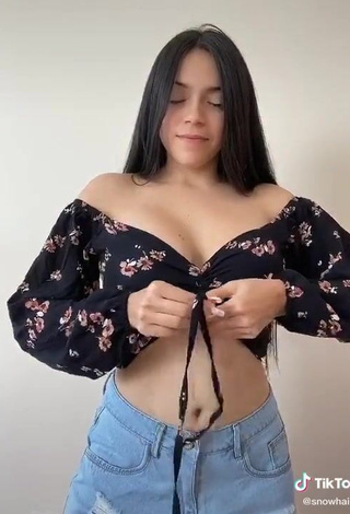 Hottie Hai Shows Cleavage in Floral Crop Top