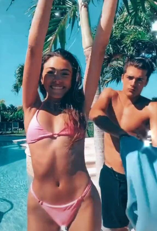 3. Lovely Valeria Arguelles Shows Cleavage in Pink Bikini at the Pool