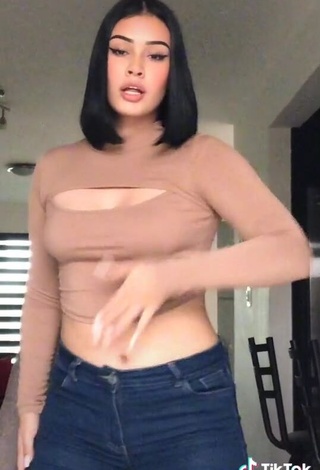 Hottie Valeria Figueroa Shows Cleavage in Beige Crop Top