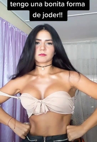 3. Irresistible Violetta Ortiz Shows Cleavage in Beige Crop Top