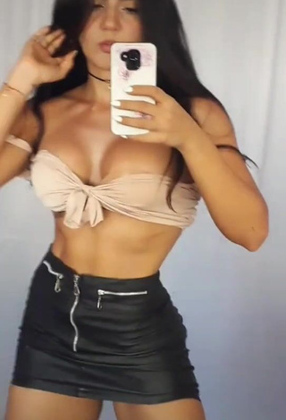 Wonderful Violetta Ortiz Shows Cleavage in Beige Crop Top