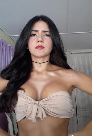 3. Fine Violetta Ortiz Shows Cleavage in Sweet Beige Crop Top