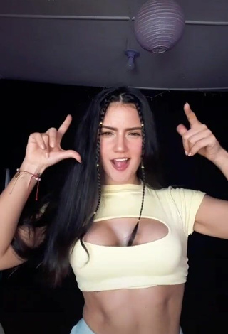 Magnetic Violetta Ortiz Shows Cleavage in Appealing Crop Top