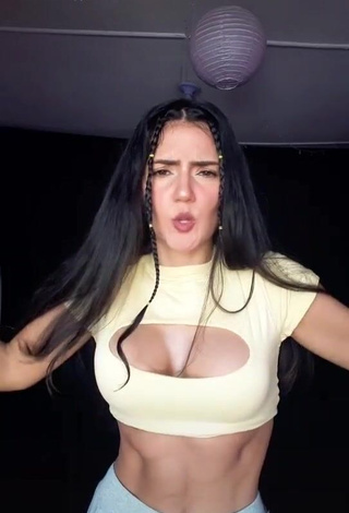 1. Hottie Violetta Ortiz Shows Cleavage in Crop Top