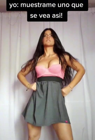 Amazing Violetta Ortiz Shows Cleavage in Hot Pink Crop Top while Twerking