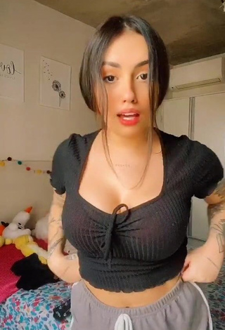 1. Sweetie Vitoria Marcilio Shows Cleavage in Black Crop Top