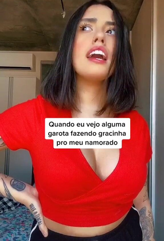 1. Hot Vitoria Marcilio Shows Cleavage in Red Crop Top