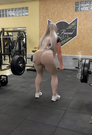 Breathtaking Vivi Winkler Shows Big Butt in the Sports Club