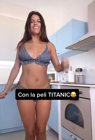 Irresistible Paola Shows Cleavage in Bikini