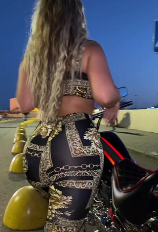 1. Pretty MIRAVI Shows Big Butt