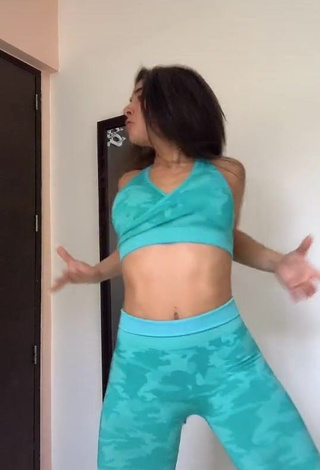 Hot Adriana Daabub in Turquoise Leggings