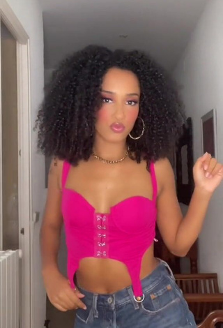 Hottie Aina da Silva Shows Cleavage in Pink Crop Top