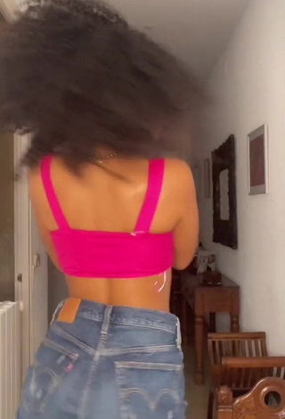 3. Beautiful Aina da Silva Shows Cleavage in Sexy Pink Crop Top