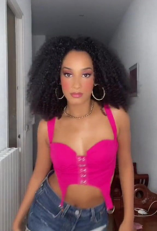 1. Cute Aina da Silva Shows Cleavage in Pink Crop Top