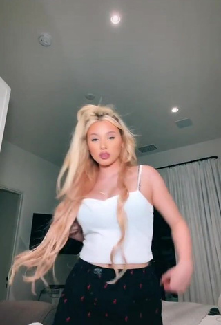 1. Erotic Alabama Barker Shows Cleavage in White Crop Top and Bouncing Boobs