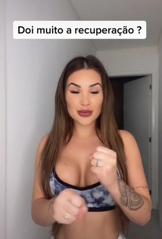 Beautiful Alannis Proença Shows Cleavage in Sexy Sport Bra