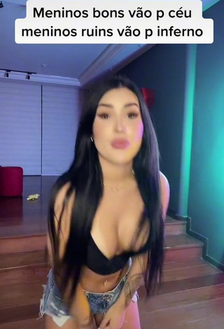 3. Elegant Alannis Proença Shows Cleavage in Black Crop Top and Bouncing Boobs