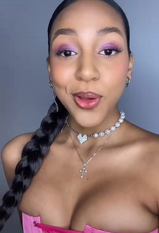 1. Seductive Alisha Kone Shows Cleavage (Side Boob)