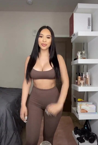 1. Erotic Alondra Ortiz in Brown Leggings