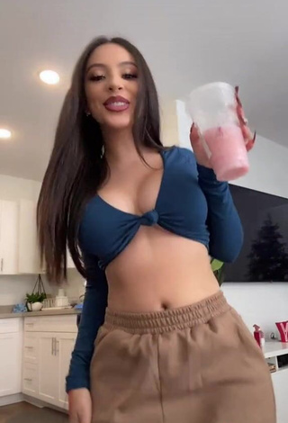 3. Captivating Alondra Ortiz Shows Cleavage in Crop Top