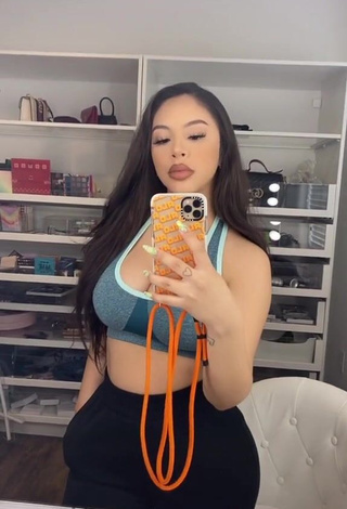 Erotic Alondra Ortiz Shows Cleavage in Sport Bra