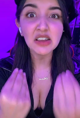 Andyy Tok Shows her Inviting Cleavage