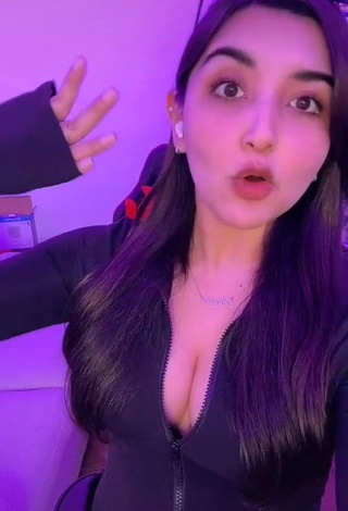 Andyy Tok Demonstrates Adorable Cleavage