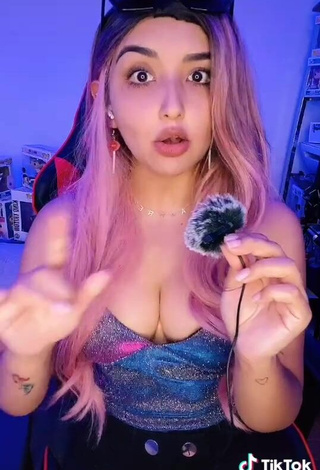 Magnetic Andyy Tok Shows Cleavage