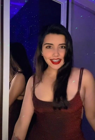 Hot Andyy Tok Shows Cleavage in Dress