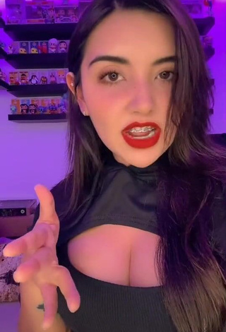 Andyy Tok Demonstrates Elegant Cleavage