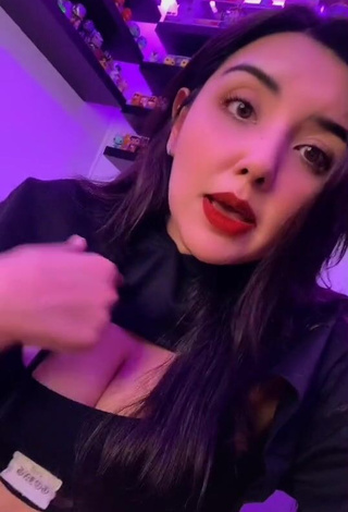 Andyy Tok Demonstrates Sweet Cleavage