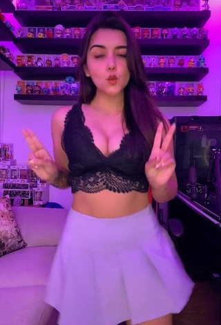 Pretty Andyy Tok Shows Cleavage in Black Bra