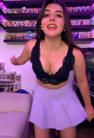 1. Alluring Andyy Tok Shows Cleavage in Erotic Black Bra while Twerking