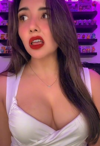 Sweetie Andyy Tok Shows Cleavage