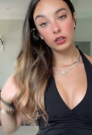 1. Irresistible Angelica Giustolisi Shows Cleavage