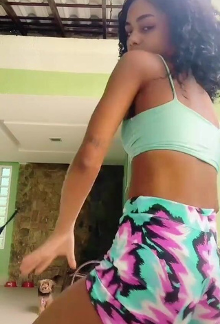 1. Captivating Angel Oficial in Light Green Crop Top while Twerking