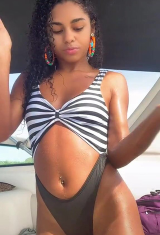 3. Irresistible Angel Oficial Shows Cleavage in Swimsuit