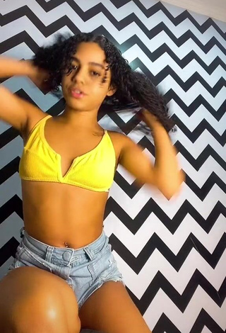 1. Pretty Angel Oficial in Crop Top