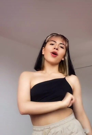 1. Erotic Arelí Loaiza in Black Crop Top