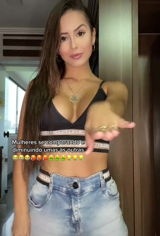 1. Hottie Bianca Jesuino Shows Cleavage in Crop Top